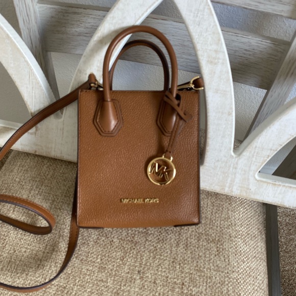Michael Kors small crossbody purse!  Brand new condition! - Picture 1 of 3